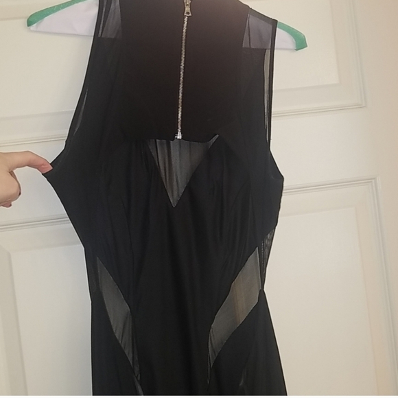 Elegant Black Sleeveless Dress - Picture 3 of 8